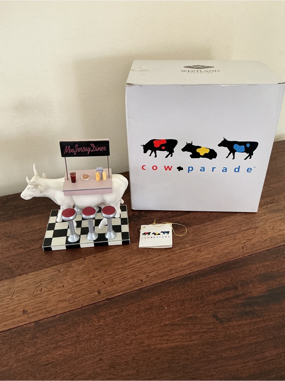 Cow Parade 2001 “New Jersey Diner” Item #9136 in Box